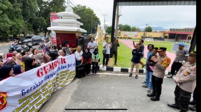 ratusan_emak_emak_aksi_damai_ke_bundaran_simpang_enam_dan_polres_labuhanbatu