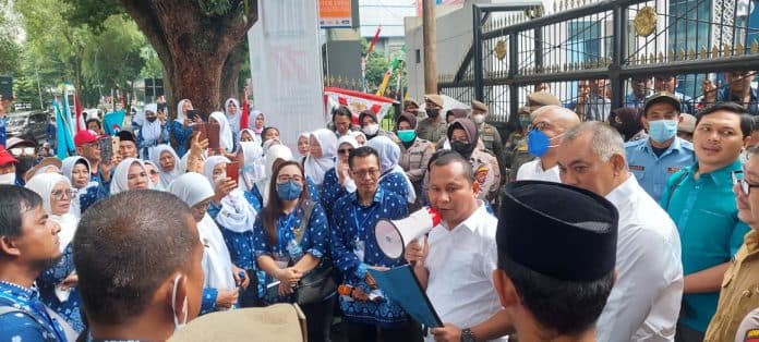 ratusan_guru_paud_ngadu_ke_gubernur_dan_dprd_gaji_kami_cuma_rp200_ribu_per_bulan