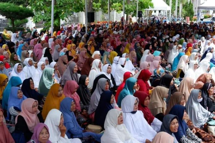 ratusan_ibu_ibu_hadiri_perwiritan_akbar_di_rumah_bupati_deli_serdang