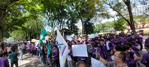 ratusan_mahasiswa_di_kota_medan_tolak_presiden_jokowi_3_periode
