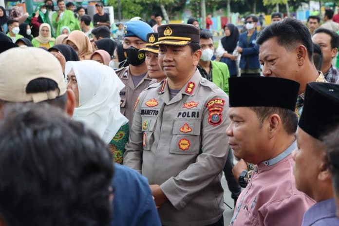 ratusan_mahasiswa_gelar_aksi_penolakan_perpu_cipta_kerja_ke_dprd_padangsidimpuan