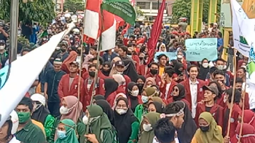 ratusan_mahasiswa_unjuk_rasa_di_dprd_padangsidimpuan