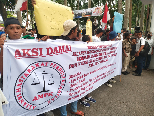 ratusan_massa_desak_pemkab_deli_serdang_perbaiki_jalan_di_tanjung_morawa
