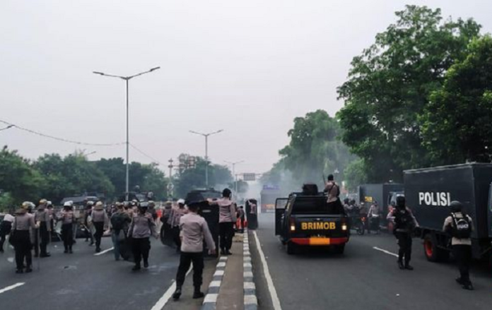ratusan_massa_rizieq_dipukul_mundur_polisi_dengan_gas_air_mata