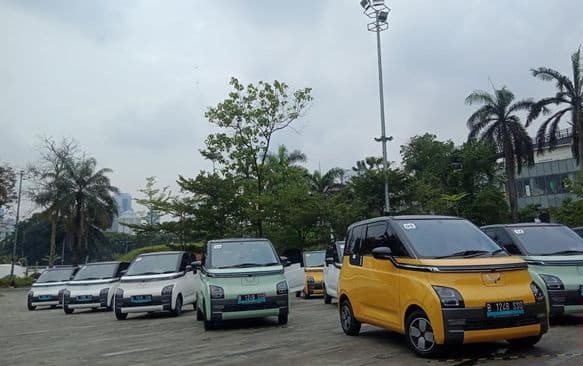 ratusan_mobil_listrik_siap_wara_wiri_di_bali_saat_ktt_g20_wuling_serahkan_300_air_ev