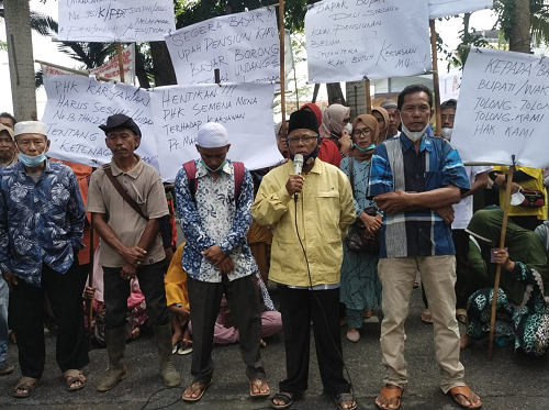 ratusan_pekerja_dan_pensiunan_kebun_batu_rata_deli_serdang_tuntut_pembayaran_pesangon