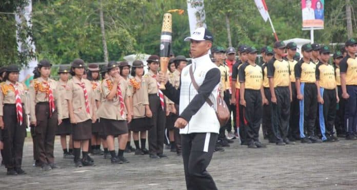 ratusan_pelajar_di_raya_sambut_meriah_kirab_api_pon_xxi
