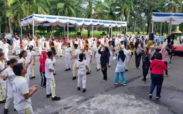 ratusan_pelajar_sma_lubuk_pakam_berteriak_ikuti_gebyar_sekolah_sehat