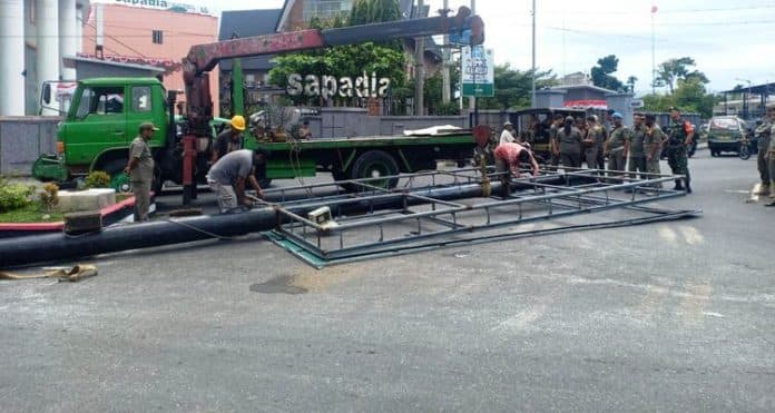 ratusan_reklame_di_siantar_tidak_memiliki_izin_2_papan_ukuran_besar_dibongkar