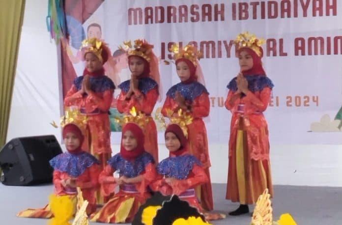 ratusan_santri_unjuk_bakat_di_pensi_dan_market_day_madrasah_ibtidaiyah_islamiyah_al_amin