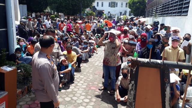 ratusan_warga_antre_blt_kapolres_siantar_imbau_jaga_jarak_dan_pakai_masker