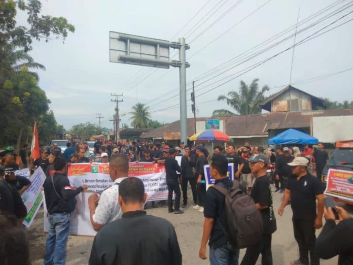 ratusan_warga_asahan_blokir_jalan_provinsi_yang_rusak_menuju_pintu_gerbang_tol