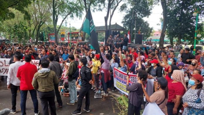 ratusan_warga_geruduk_dprd_sumut_tolak_penertiban_bumper_sibolangit