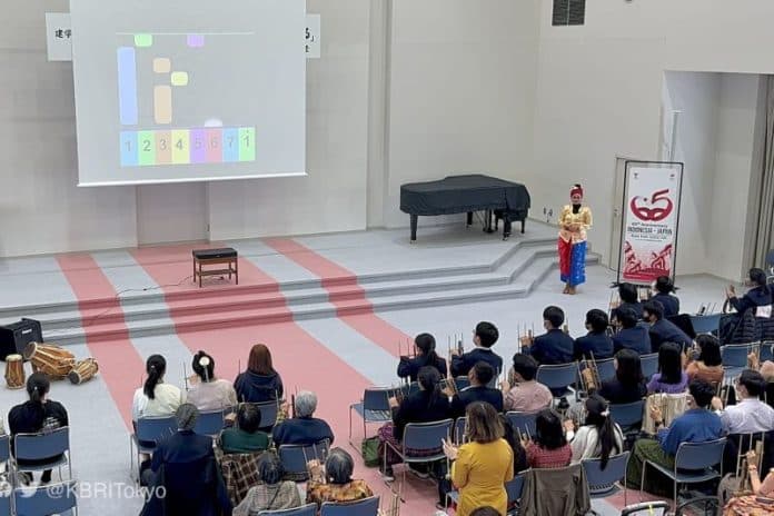 ratusan_warga_jepang_di_gifu_belajar_mainkan_angklung