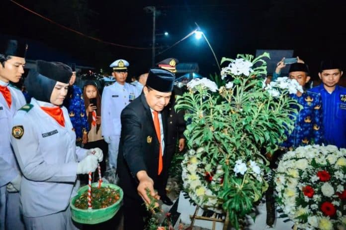ratusan_warga_meriahkan_pawai_obor_dan_upacara_taptu_di_batu_bara