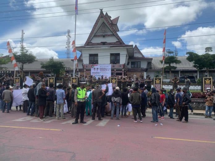 ratusan_warga_pegagan_julu_vi_unjuk_rasa_ke_kantor_bupati_dairi_minta_p2kd_dibubarkan