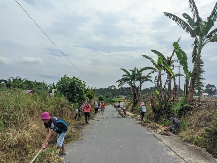 rawat_jalan_yang_dibangun_pemerintah_warga_desa_kompak_gotong_royong