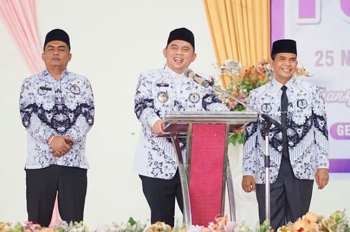 rayakan_hari_guru_2023_bupati_labuhanbatu_berikan_kado_istimewa