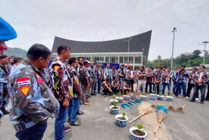 rayakan_hut_ke_51_ipk_toba_tabur_benih_ikan_nila_di_danau_toba