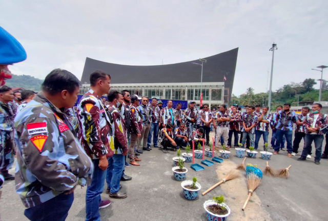 rayakan_hut_ke_51_ipk_toba_tabur_benih_ikan_nila_di_danau_toba