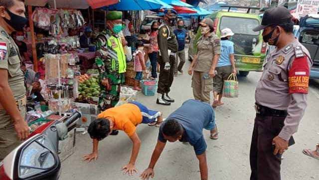 razia_masker_di_parapat_yang_terjaring_disanksi_push_up_dan_nyanyi