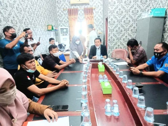 rdp_komisi_1_dprd_batu_bara_pmd_sayangkan_sikap_plin_plan_kades_pematang_tengah