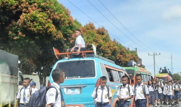 realita_pelajar_simalungun_naik_di_atas_kap_mobil_saat_berangkat_ke_sekolah