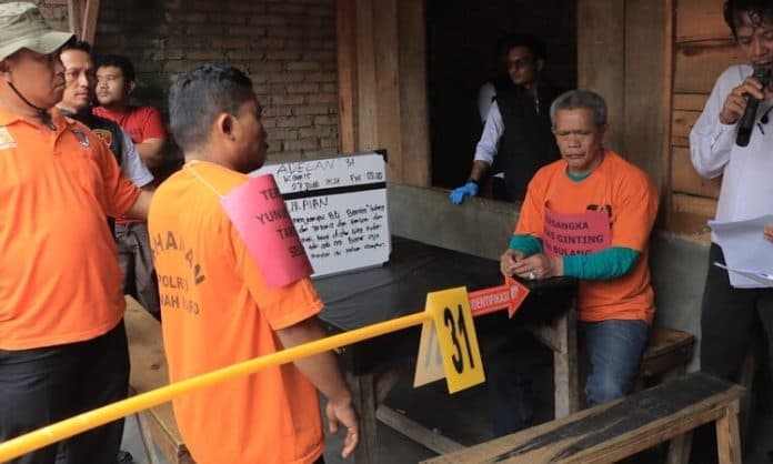 reka_ulang_pembakaran_rumah_wartawan_di_karo_3_tersangka_peragakan_57_adegan