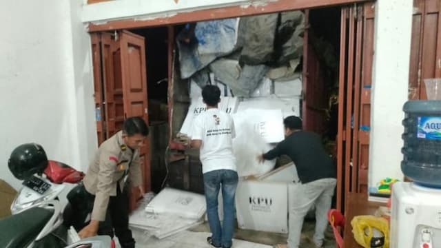 rekapitulasi_pilkada_di_ppk_rampung_polres_pematangsiantar_kawal_perpindahan_logistik_ke_gudang_kpu