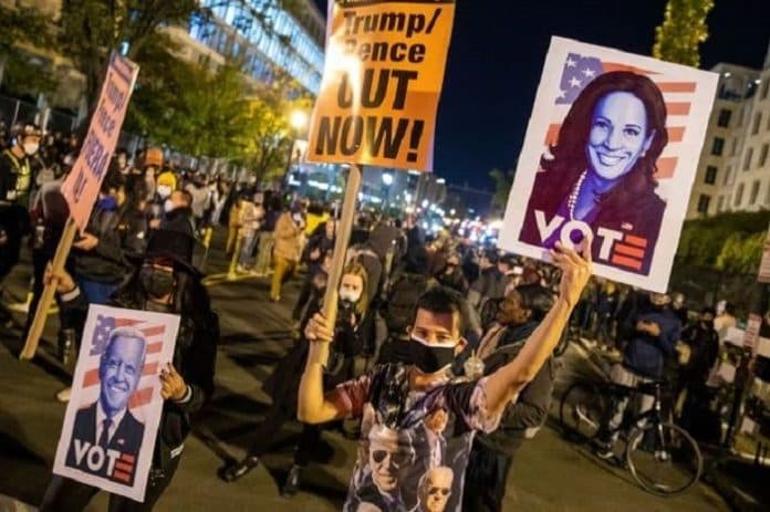 rekapitulasi_pilpres_as_tegang_massa_pendukung_trump_bawa_senjata_api