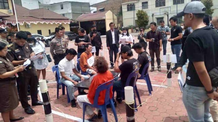 rekonstruksi_kasus_pembunuhan_di_mapolres_samosir_ricuh