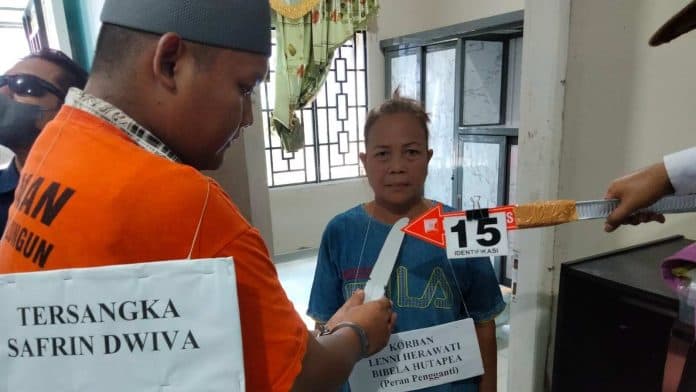 rekonstruksi_pembunuhan_sadis_ibu_dan_anak_di_simalungun_pelaku_panik_ketahuan_korban