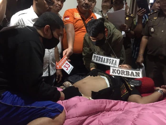 rekontruksi_pembunuhan_hakim_skenario_tak_sesuai_pelaku_berdebat