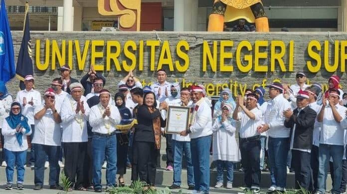 rekor_muri_deklarasi_anti_narkoba_dan_perundungan_dipecahkan_unesa