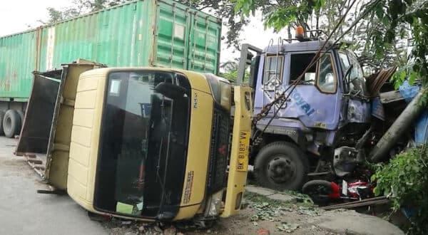 rem_bermasalah_kontainer_tabrak_truk_pasir_motor_dan_warung_di_jalinsum_kisaran