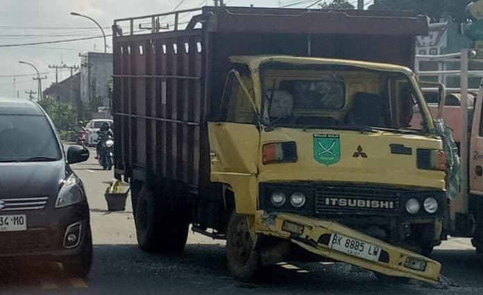rem_blong_colt_diesel_seruduk_truk_di_tanjung_morawa