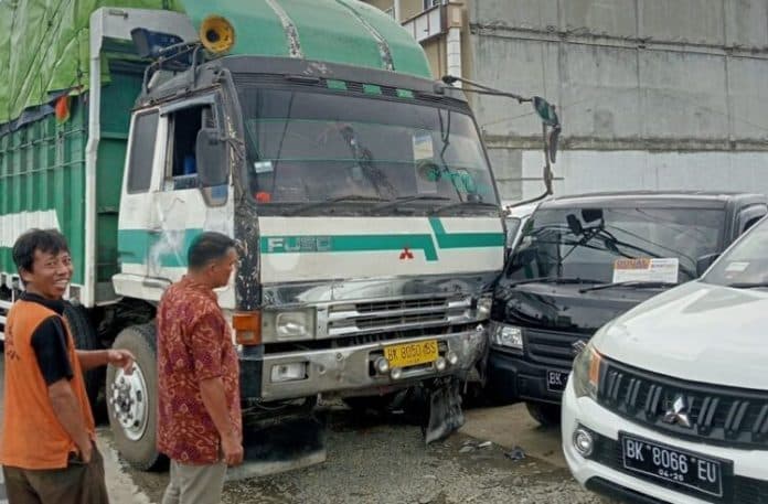 rem_blong_truk_seruduk_showroom_di_jalan_tritura_medan