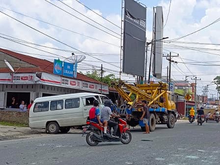 rem_blong_truk_tabrak_dua_mobil_dan_satu_motor_di_simpang_2