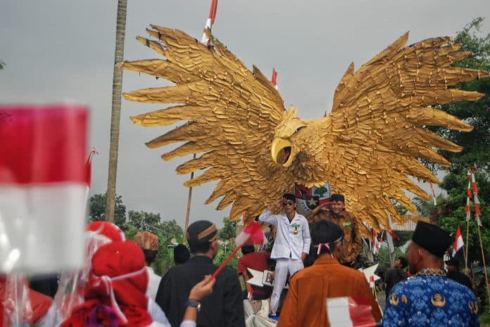 replika_burung_garuda_karya_warga_percut_meriahkan_hut_ke_79_ri