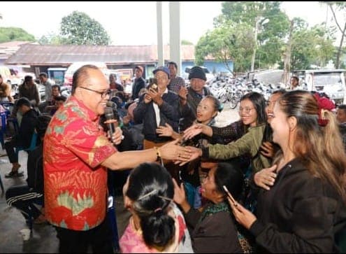 reses_di_dairi_junimart_girsang_bagikan_ratusan_alat_pertanian
