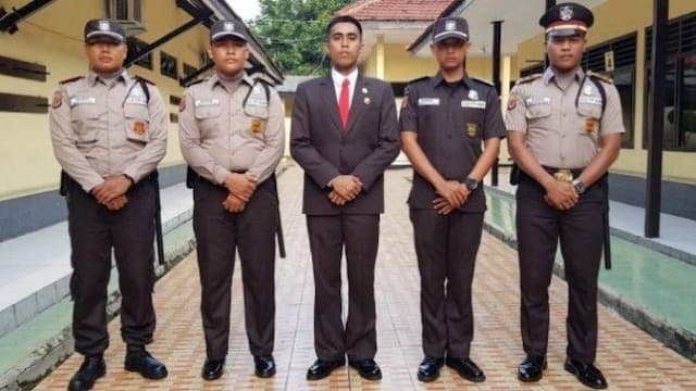 resmi_berganti_ini_penampakan_seragam_satpam_yang_mirip_dinas_polisi