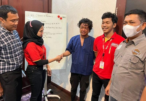 restorative_justice_pencuri_7_botol_selai_menangis_usai_dimaafkan_pihak_alfamart