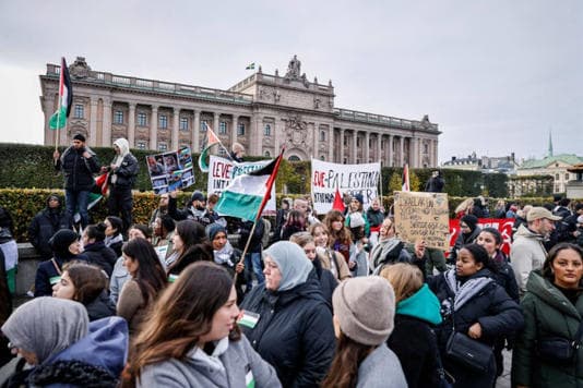 ribuan_massa_di_swedia_aksi_solidaritas_menyerukan_terhadap_palestina