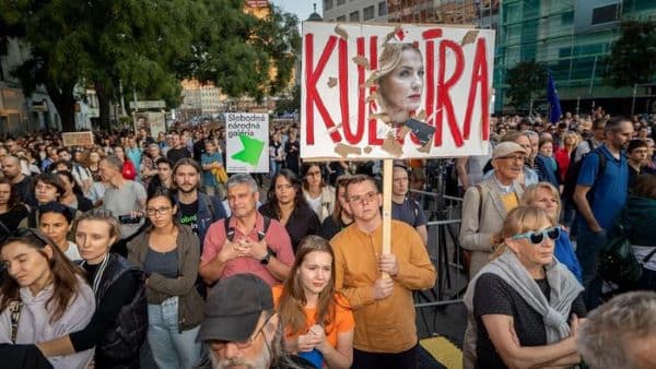 ribuan_orang_gelar_demo_kritik_kebijakan_menteri_kebudayaan_slovakia