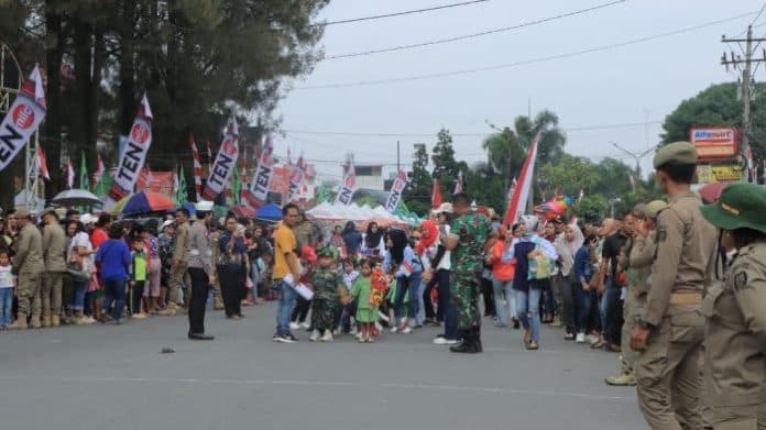 ribuan_siswa_tk_dan_sd_ikuti_pawai_hut_ri_ke_79_di_karo