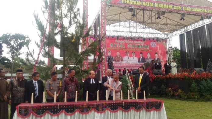 ribuan_warga_ikuti_natal_oikumene_pemkab_tobasa
