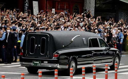 ribuan_warga_jepang_membungkuk_ke_mobil_jenazah_shinzo_abe