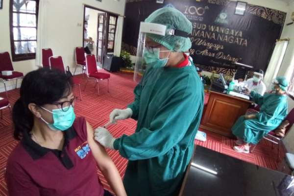 ribuan_warga_pakistan_antre_vaksin_covid_19_dijual_bebas_rp11_juta