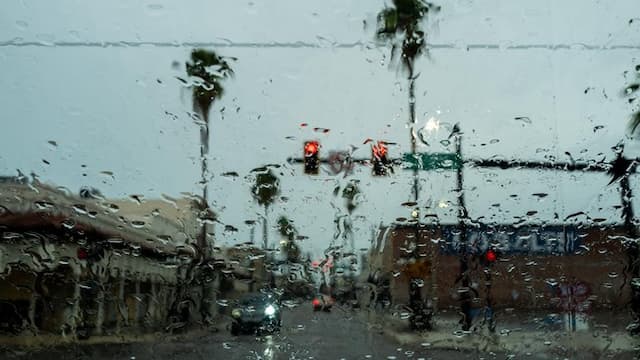 ribuan_warga_selamatkan_diri_saat_badai_milton_menerjang_florida