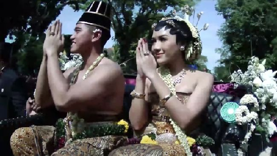 ribuan_warga_solo_riuh_sambut_kaesang_erina_di_pura_mangkunegaran
